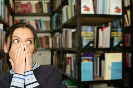 D_couvrir_un_livre_dans_une_biblioth_que_AUROREE