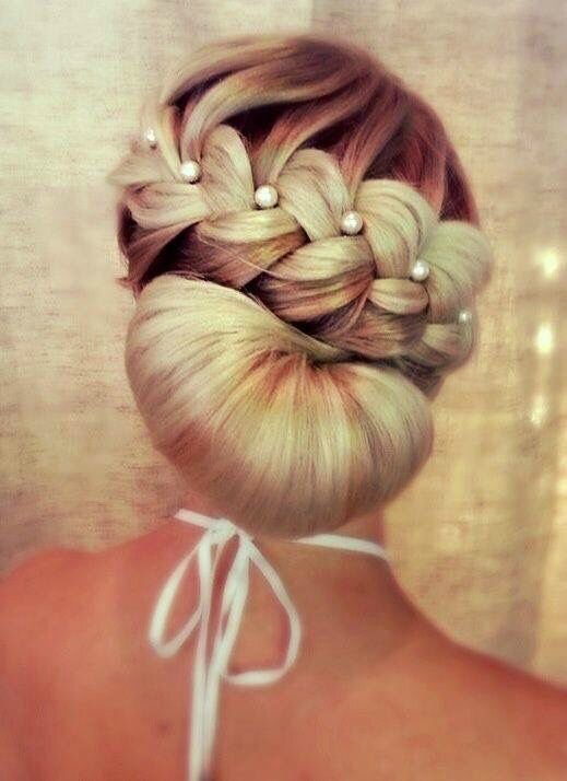 Coiffure de mariage ornée de perles