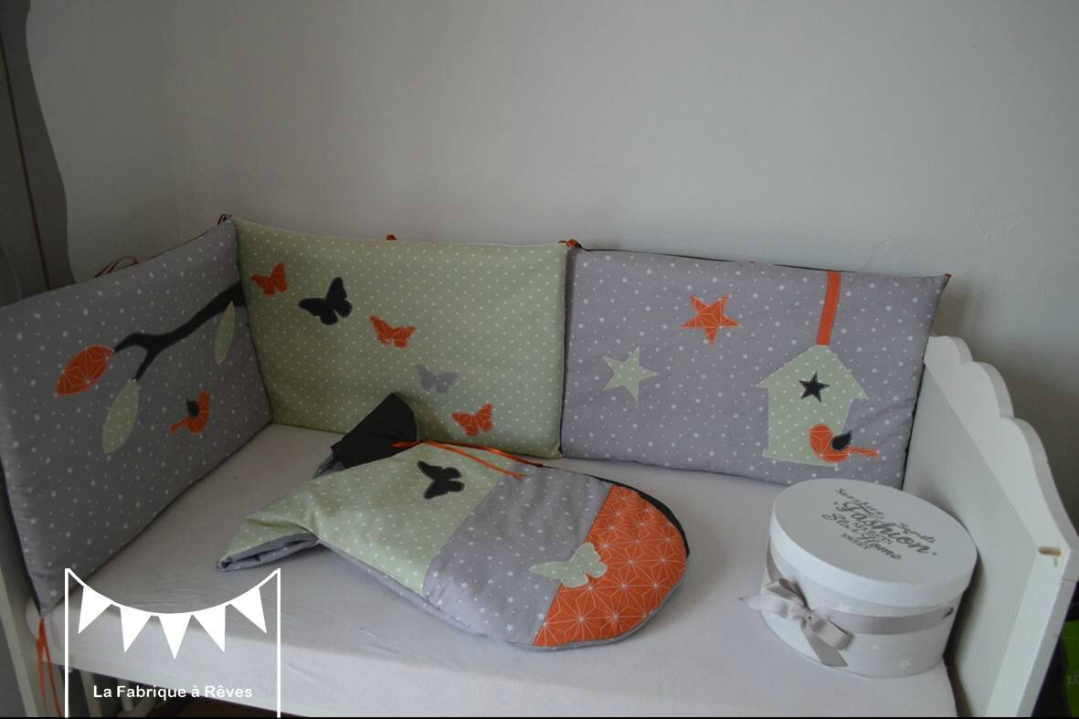 Linge de lit enfant bébé vert pâle orange et gris : turbulette ...