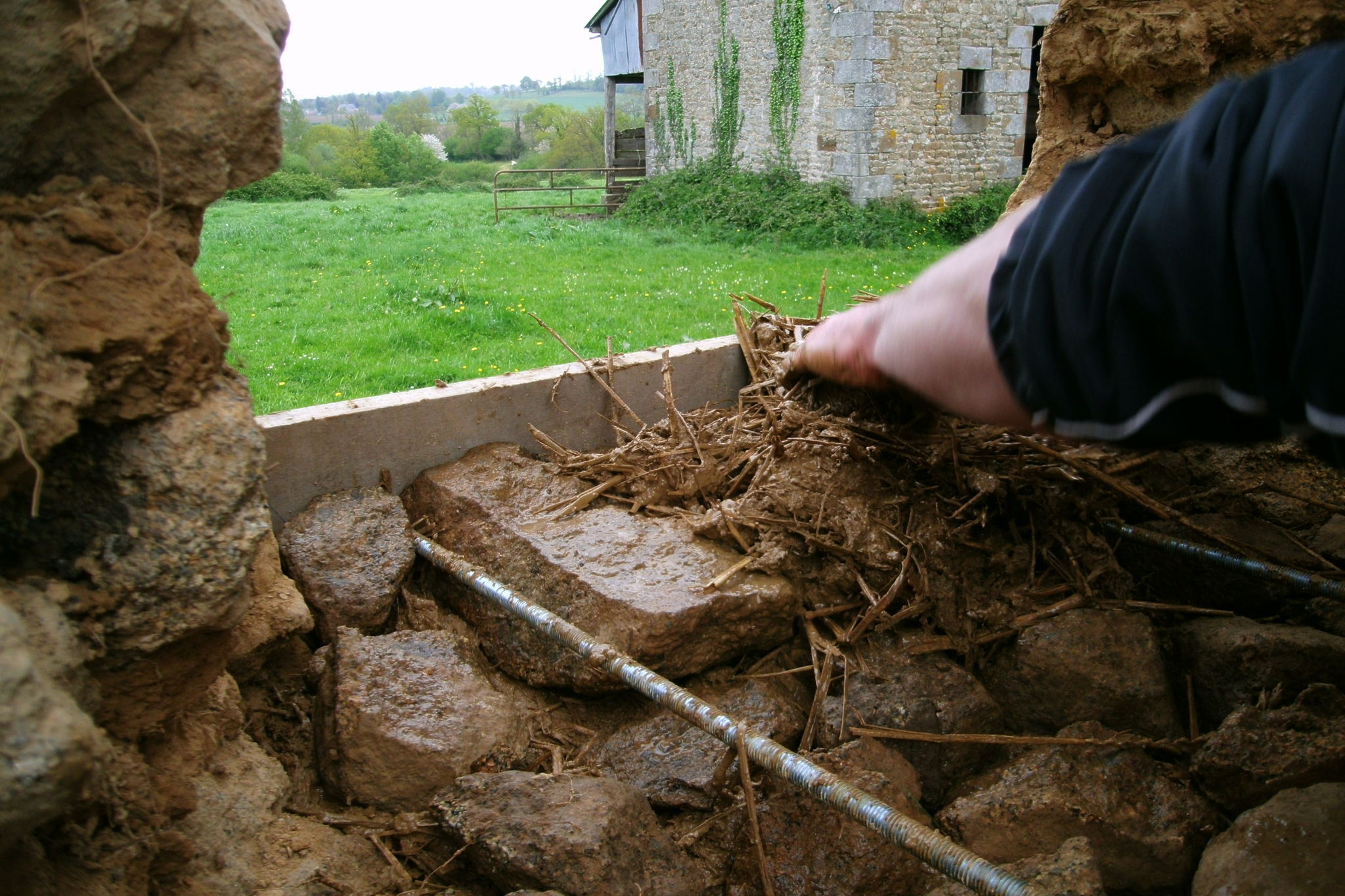 Coffrage Mur En Pierre #4: Remonter Ainsi Le Mur En Couche Successive Jusquu0027à Arriver à Hauteur Du Coffrage. Coffrage Mur En Pierre #4: Remonter Ainsi Le Mur En Couche Successive Jusquu0027à Arriver à Hauteur Du Coffrage.