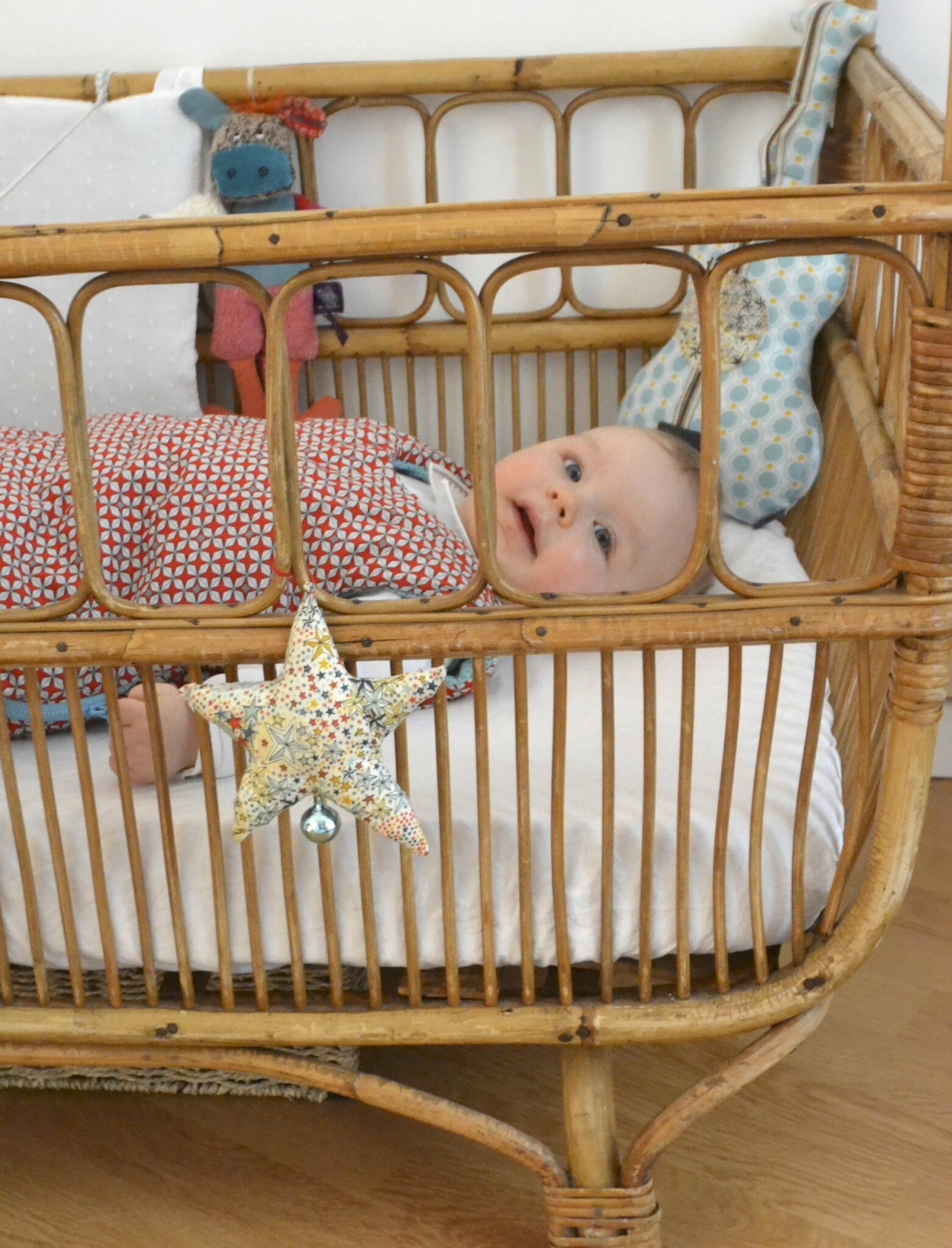 Vintage et original, le lit en rotin est de plus pom & gus