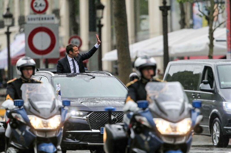  Retour à l’Elysée en DS7 pour Emmanuel Macron. © Michel Stoupak.