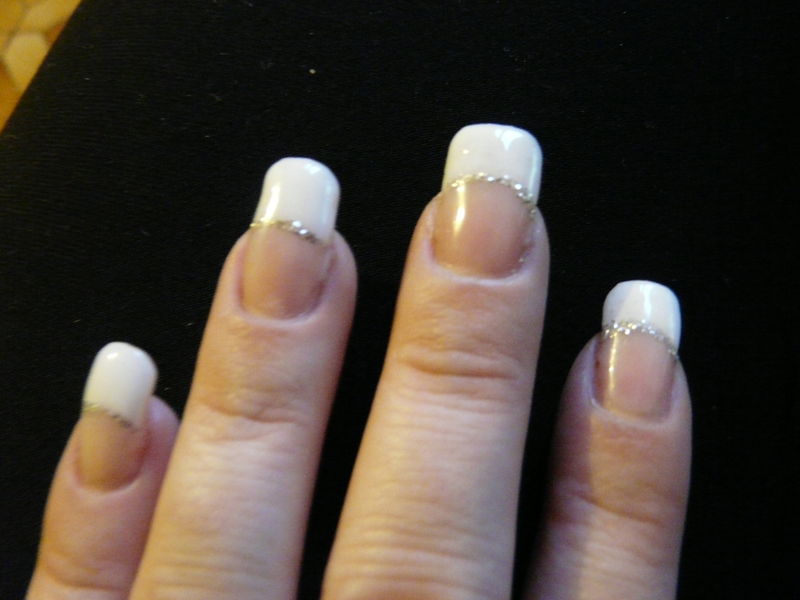 les ongles en gel!! moi malade et le joli collier de celine!!!