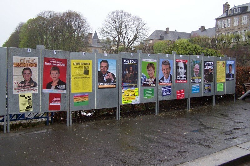 Qui Colle Les Affiches Sur Les Panneaux électoraux campagne officielle élection présidentielle - legislatives 2007 sud-Manche