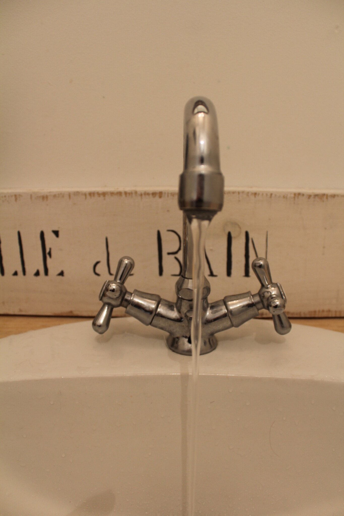 Salle de douche avec du bois de palette le p'tit monde d'isa