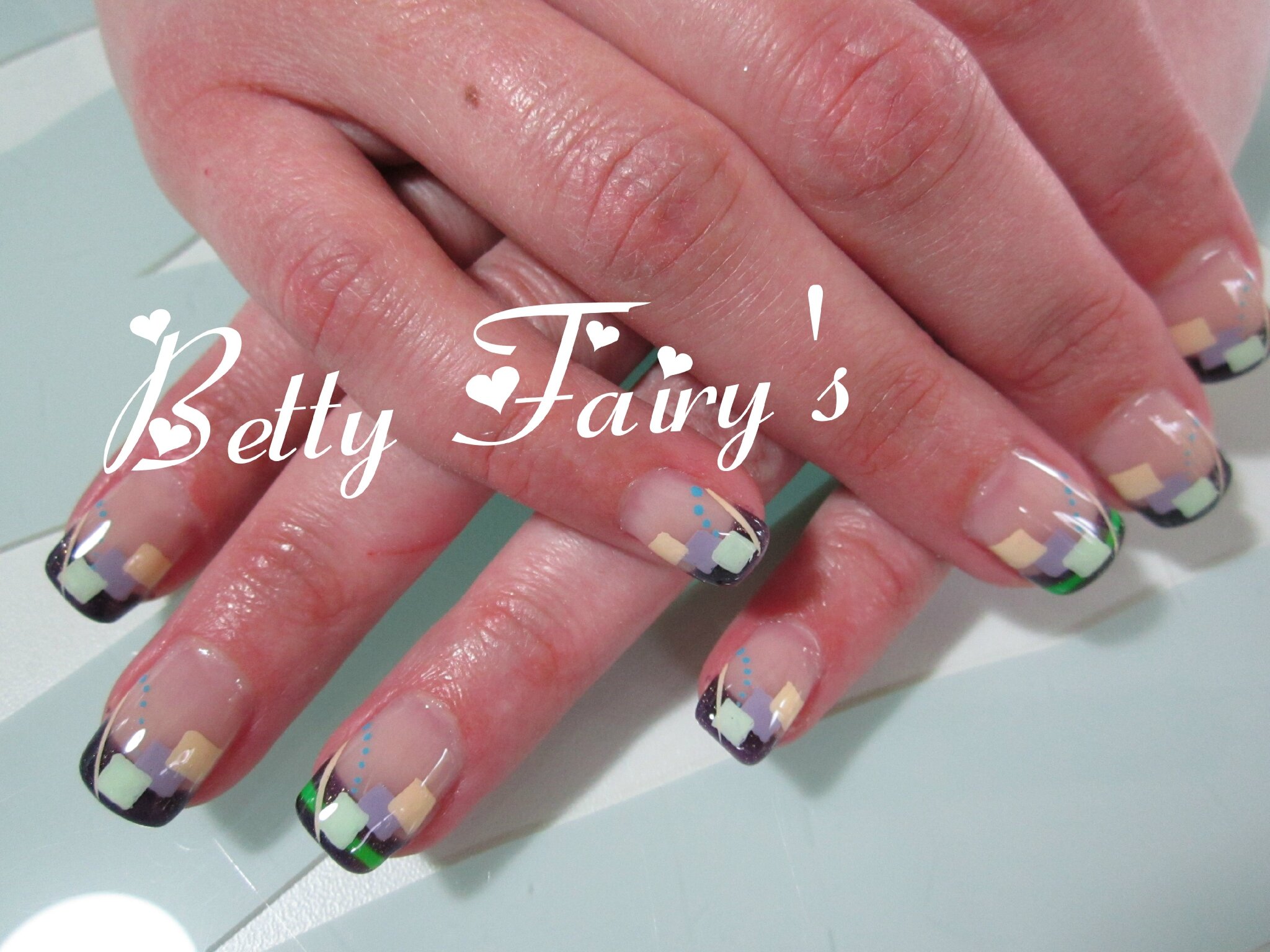 French violet dark pailleté avec trait vert fluo sur les annulaires, gel mask, déco carré vanille, parme, vert pomme et bleu turquoise.