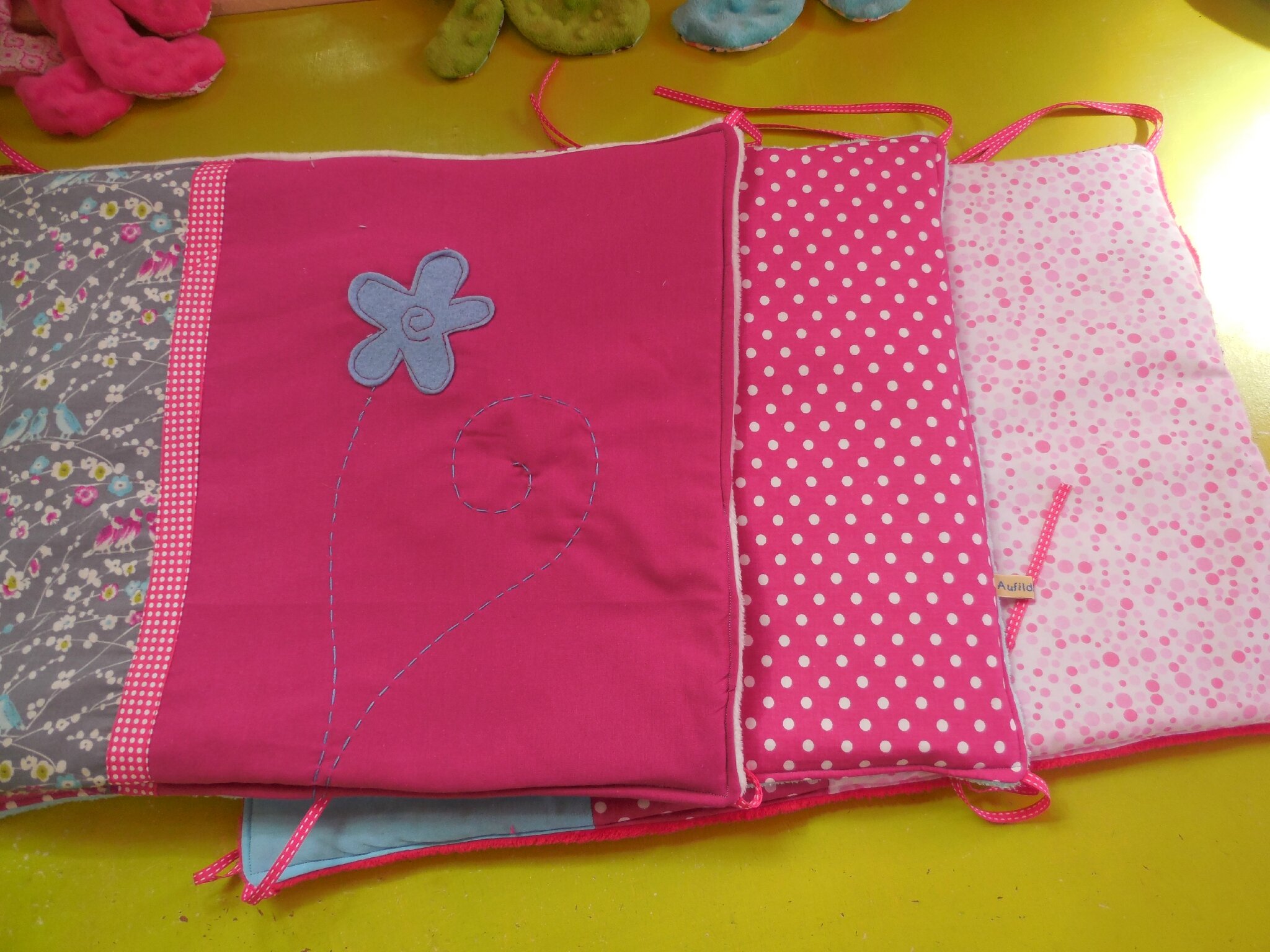 Tour de lit pour petite fille au fil d'hélène