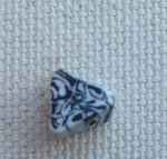 perle_triangulaire_noire_et_blanche