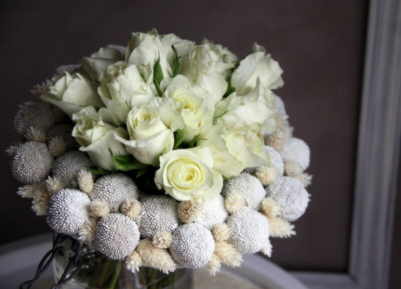 Bouquet de structure en roses blanches et fleurs séchées - création EstelleG pour La Saladelle - Atelier floral Perpignan 02