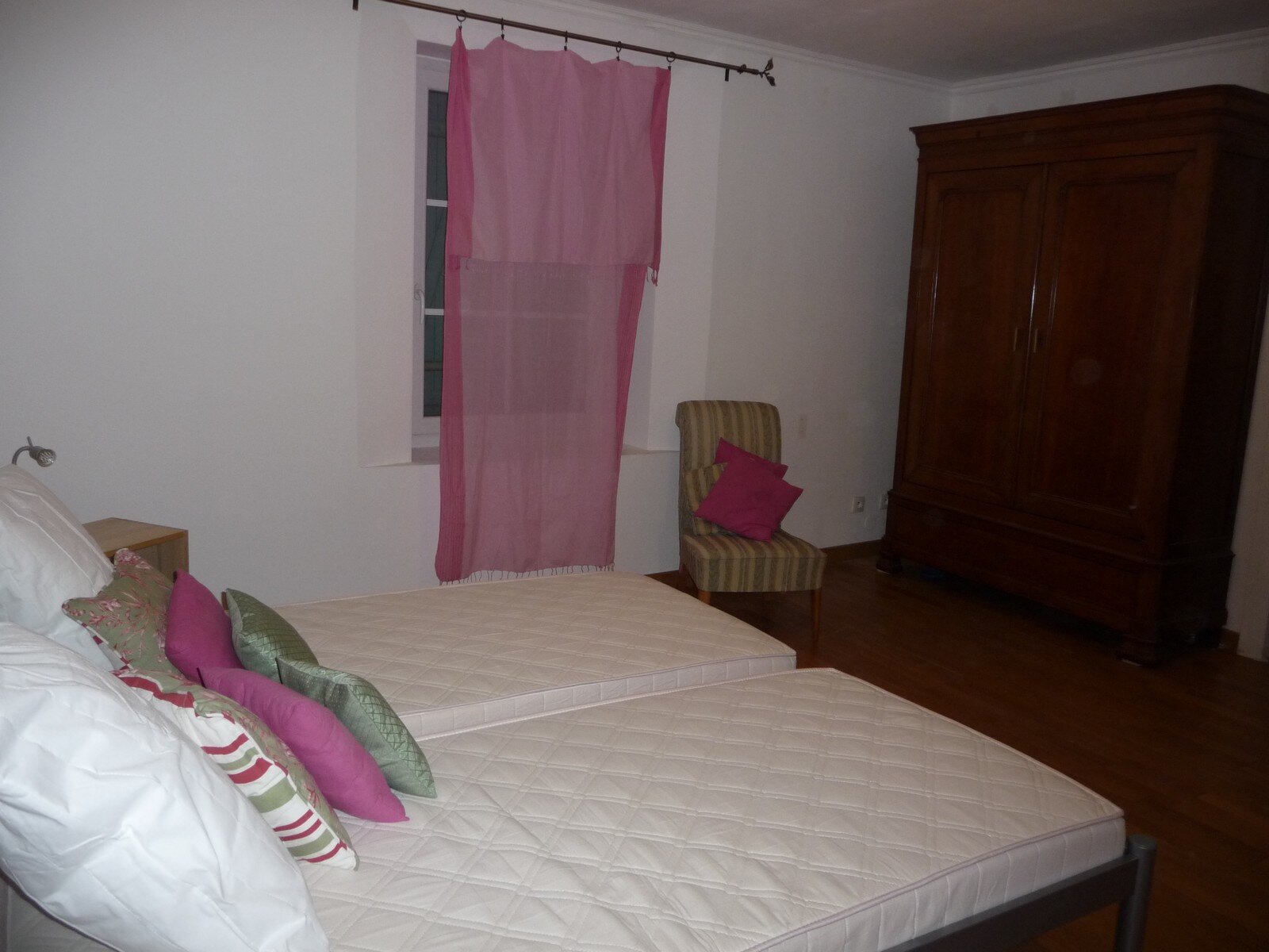 Meublé de plain pied:chambre romantique en rose et vert. bains ...