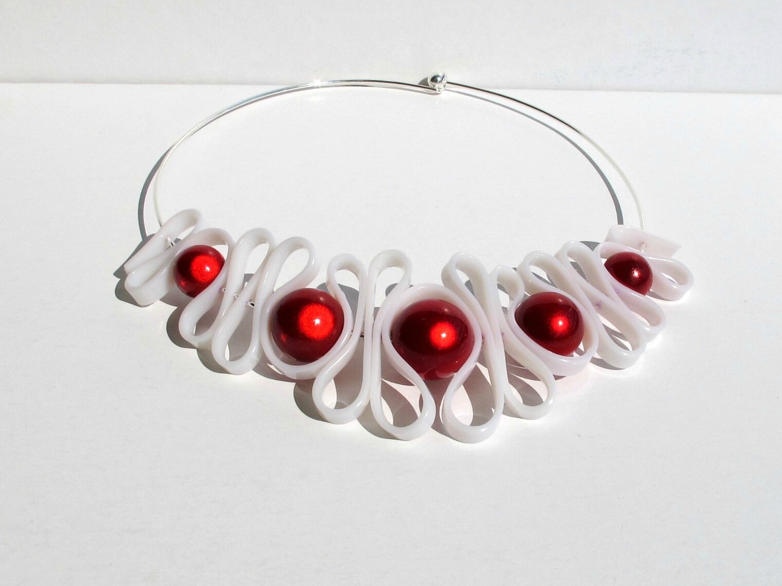 collier lanière blanche perles magiques rouges