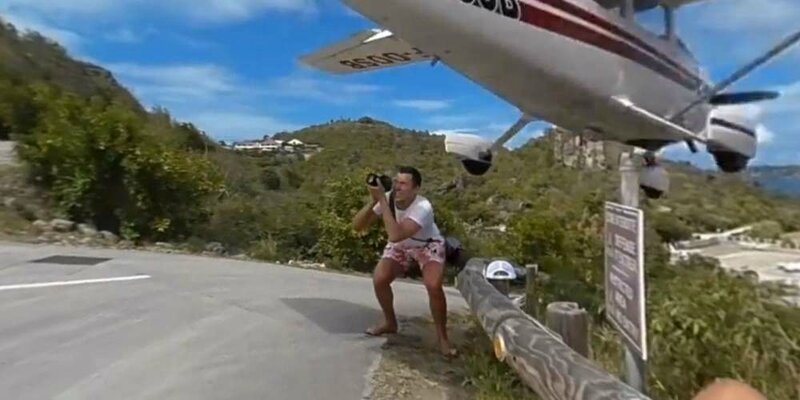 il-a-touche-ma-main-a-dit-le-touriste-apres-le-passage-de-l-avion