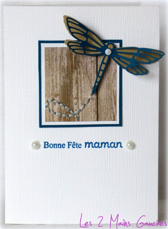 carte de fête des mères avec libellule bleue