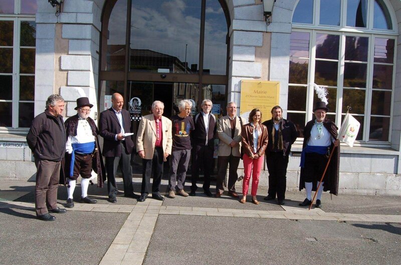 organisateurs et intervenants devant la mairie d'Oloron