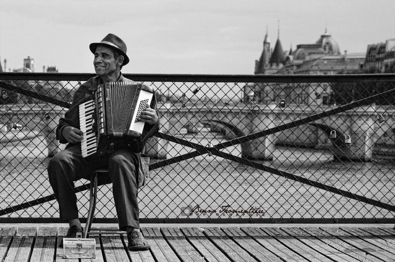 Play_acordeon_b_w