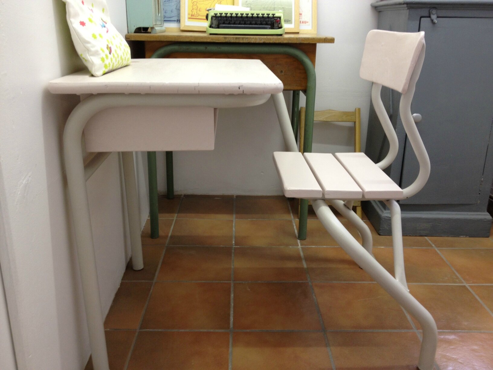 Bureau d'écolier gris et rose la petite factory de julie
