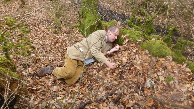 Copie de homme-couche-sur-le-sol-en-foret_5873559