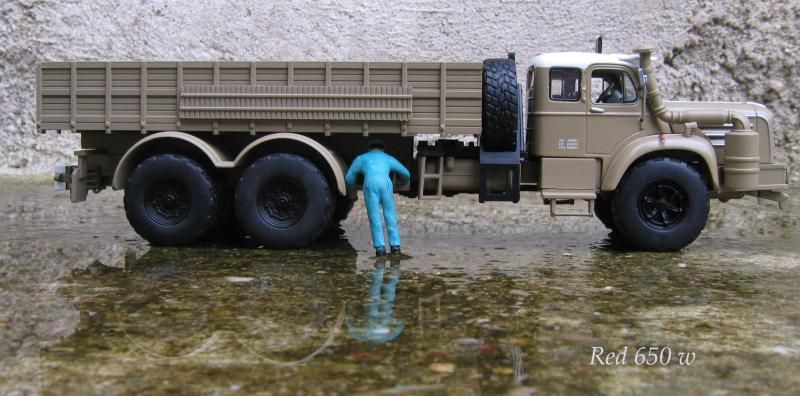 Le même GBO aux côtés de deux énormes Berliet T100