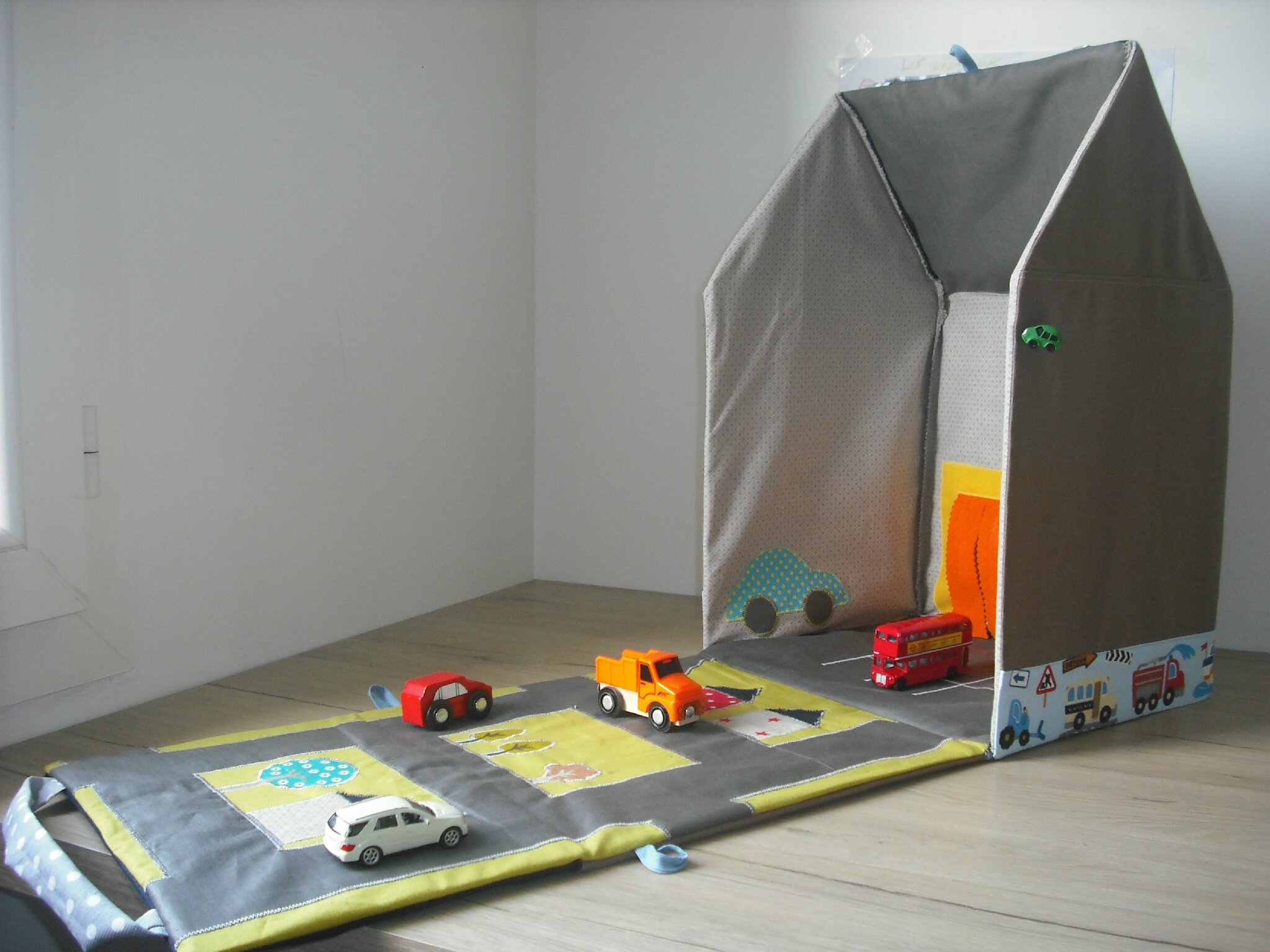 Garage et circuit pour petites voitures les petits trésors de ...