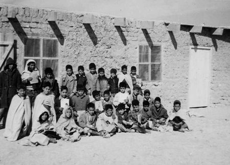 12_RCA_BRETONNEAU_15_Ecoliers_devant__cole_Igzer_Amokrane_1960