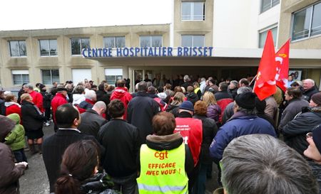 HÔPITAL BRISSET MANIF 2013 LABORATOIRE entrée hôpital