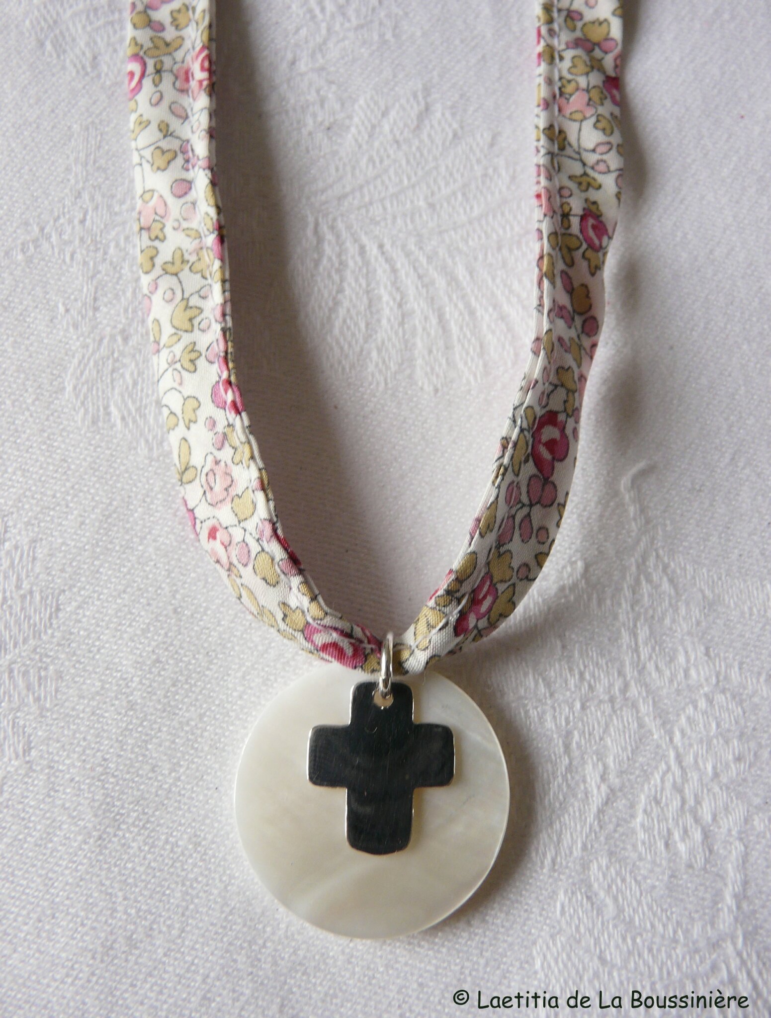 Collier de Communion Croix 17 mm (sur ruban Eloïse rose) - 38 €