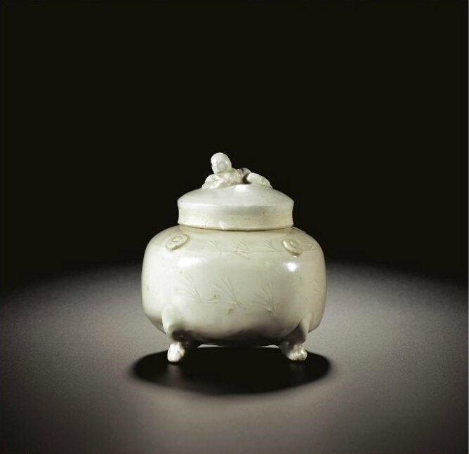 A rare white stoneware jar and a cover, 10th century