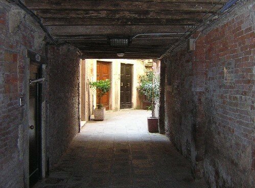 Une petite ruelle à Venise