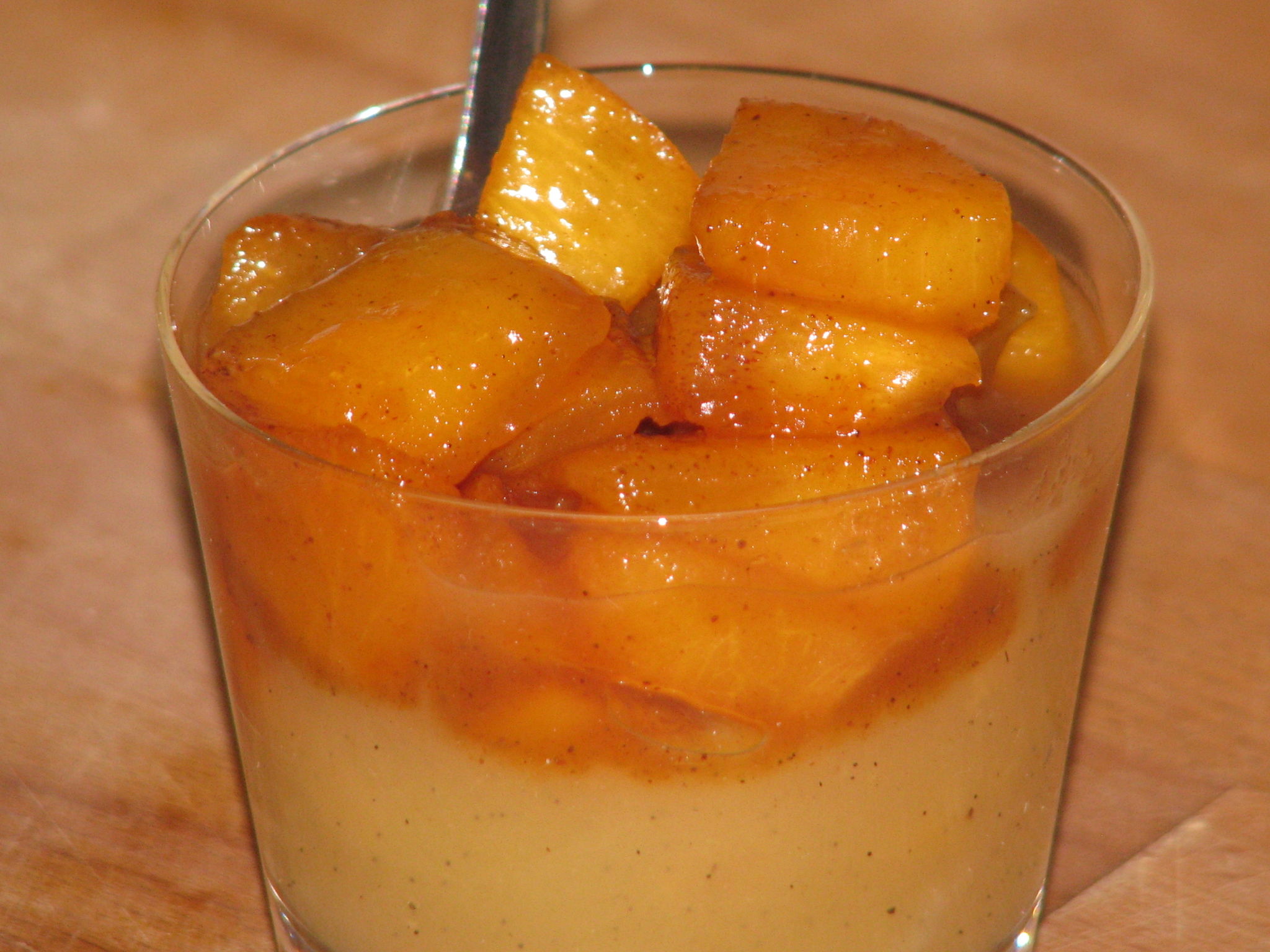 Verrine de compote de pommes et dés de kaki La cuisine et les voyages