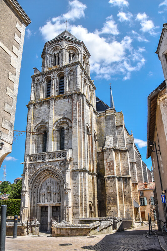 ANNE d'Autriche mère de Louis XIV et SAINTE RADEGONDE (Time Travel Eglise de Poitiers) (2)