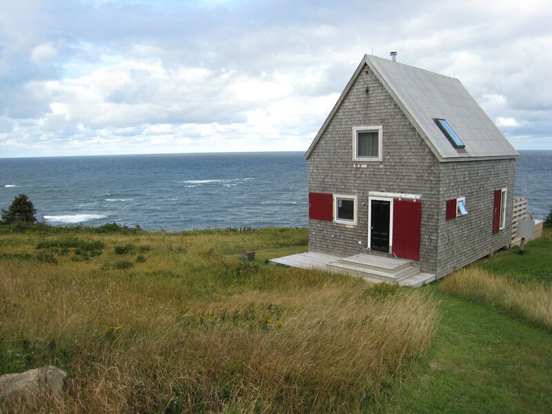 sea-and-sky-cottage-exterior4-photo-by-michael-sprague-via-smallhousebliss