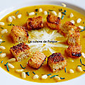 Potage au butternut et carottes garni de croûtons, pignons et spiruline