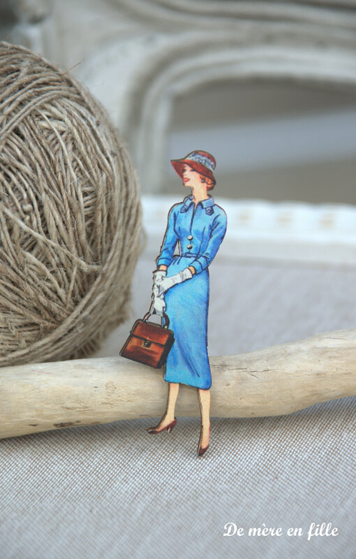 dame robe bleue