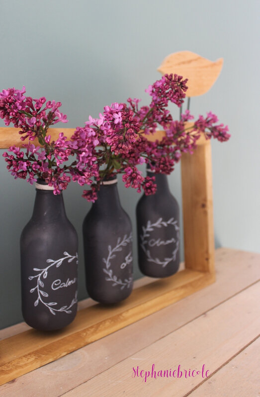 DIY déco florale : bois et bouteilles en verre