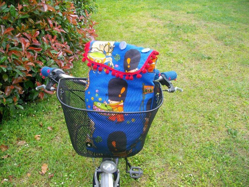 panier-vélo-customisé-pochette-tissu-anglais-galon-pompons