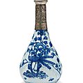 Vase à panse basse en porcelaine décorée en bleu sous couverte, chine, epoque ming (1368 - 1644)