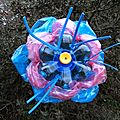 Déchets plastiques valorisation PET - Fleur plastique bleue et rose Ghislaine Letourneur - Objet Art Création recyclage Waste plastic