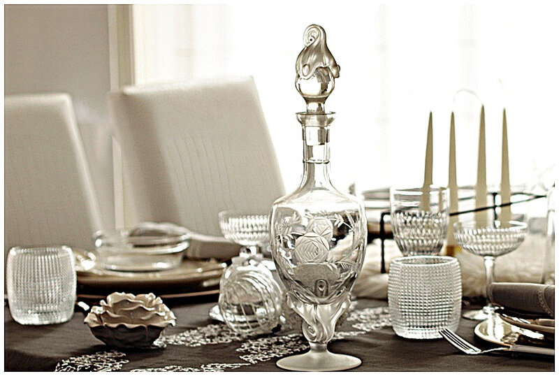 table-nappebrodée-verrerie-tabling-gris-blanc