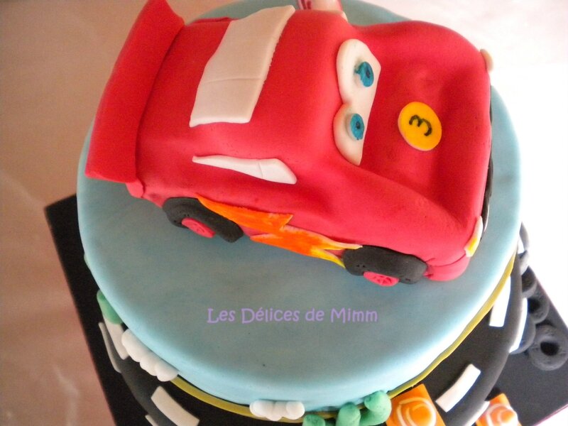 Un gâteau Cars avec voiture Flash Mcqueen 10