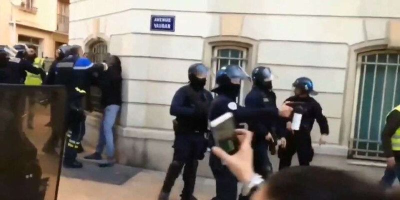 en-bleu-et-sans-casque-didier-andrieux-plaque-un-homme-contre-le-mur-avant-de-le-frapper-au-visage-plusieurs