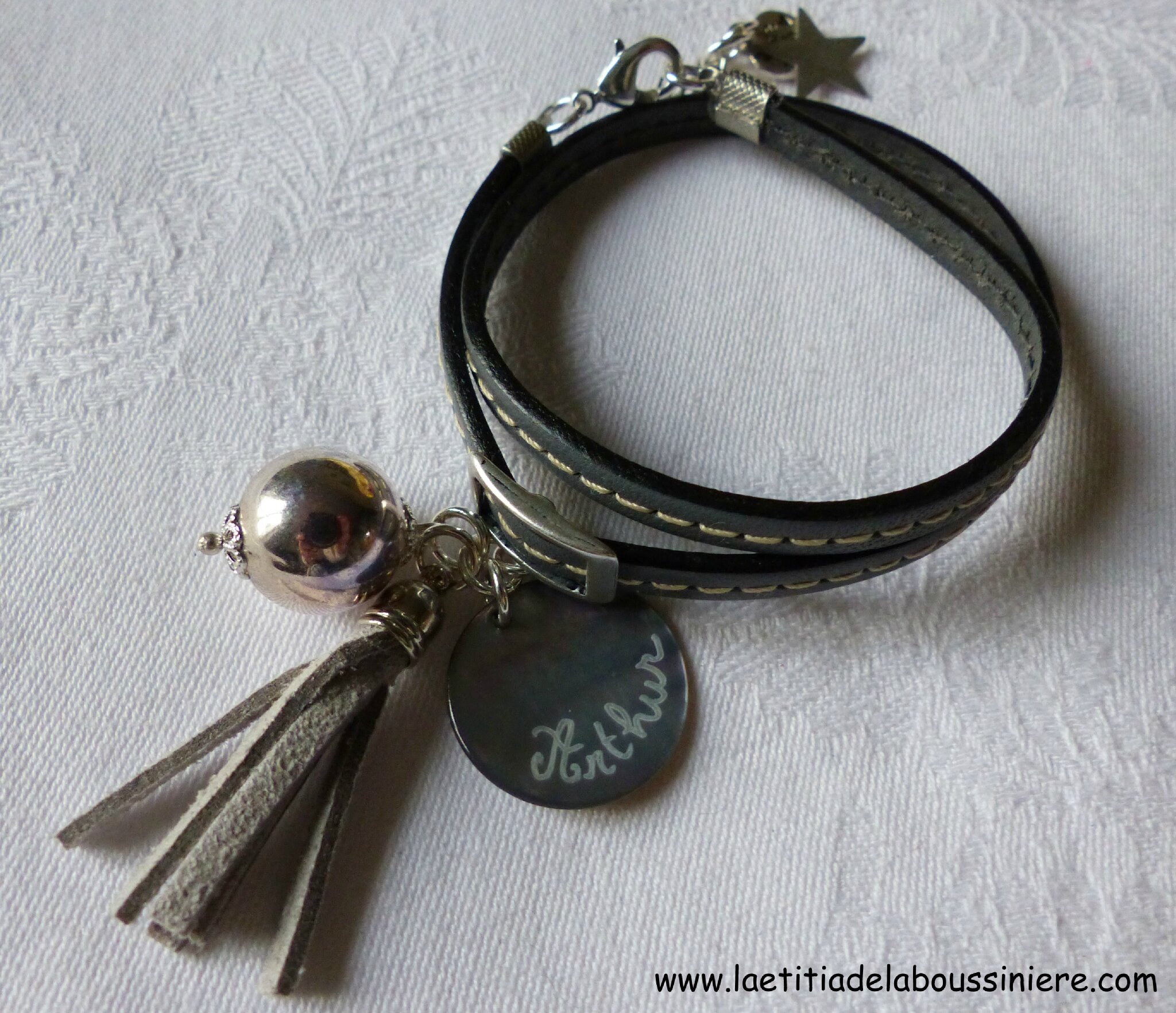 Bracelet Pompon personnalisé (sur cuir gris) - 28 €