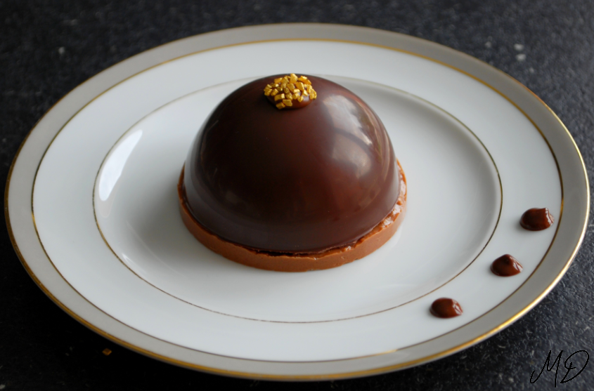 Dome Mousse Chocolat Cœur Caramel Beurre Sale Et Croustillant Praline Douceurs Sucrees