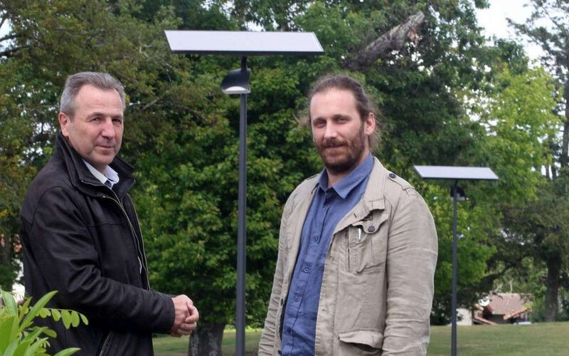 le-maire-d-escource-patrick-sabin-ici-a-gauche-avec-le-charge-de-mission-pour-le-territoire-a-energie-positive-kevin-zimmerman-devant-un-panneau-solaire-insta