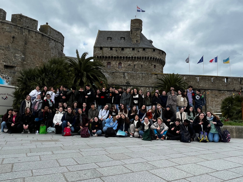 Le groupe au complet devant le château de Saint Malo