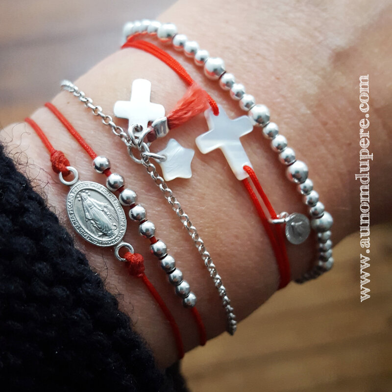 Bracelet Chemin de Croix (argent massif) corail (49 €), bracelet Catho branchée (39 €) et bracelet Dizenier