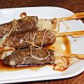 Yakitori brochettes de boeuf au fromage comme au restaurant japonais