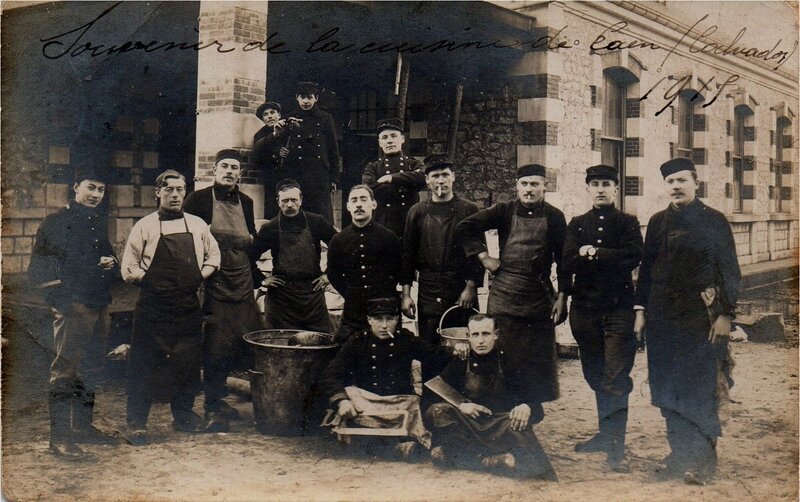 Caen, caserne du 43e d'artillerie, Souvenir des cuisines - carte photo - 1915