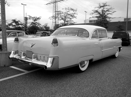 Cadillac_series_sixty_two_coupe_de_ville_hardtop_de_1955__Rencard_Burger_King_Offenbourg__06