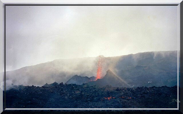 Au Fin Fond De La Fournaise LE VOLCAN DE LA FOURNAISE ÉRUPTION 1998 (2/3) - 1 petit cours pour