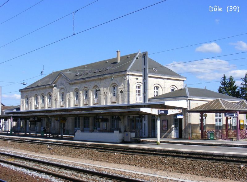 Poste d'aiguillage à Vierzon (18) Les gares de France et leurs infrastructures ferroviaires.